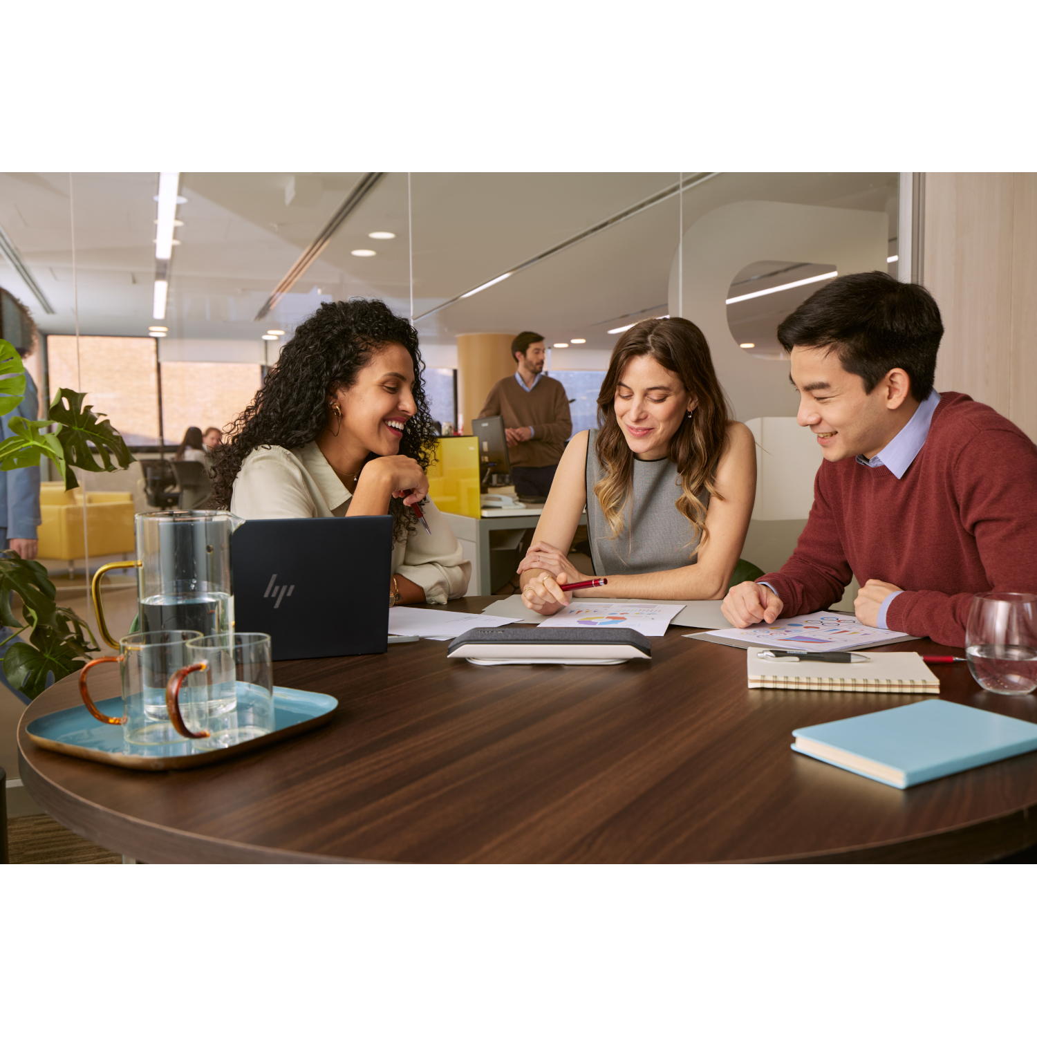 HP Poly Sync 40+ USB-A USB-C Speakerphone +BT700 USB-A Adapter